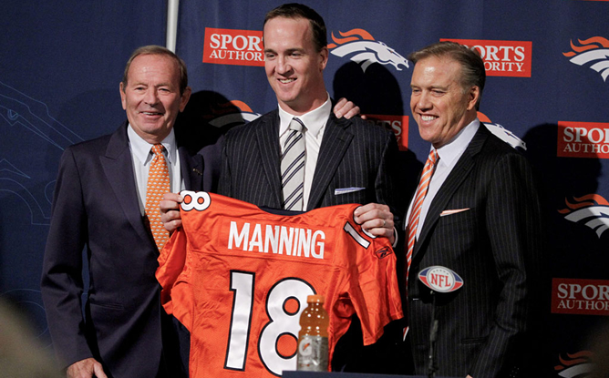 Pat Bowlen, propietario de los Broncos,y John Elway, director general, presentan a Peyton Manning.