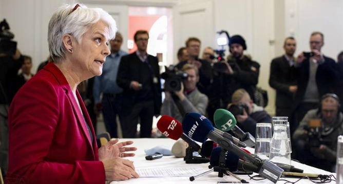 La presidenta del Partido Socialista Popular danés, Annette Vilhelmsen, anuncia ante la prensa su dimisión y la salida de su grupo del Gobierno de coalición de centroizquierda danés, en Copenhague