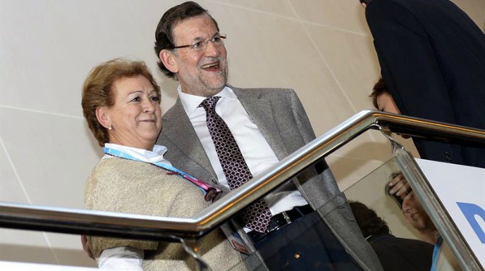 El presidente del Gobierno, Mariano Rajoy, junto a una simpatizante a su llegada a la Convención Nacional del Partido Popular, que se celebra en Valladolid