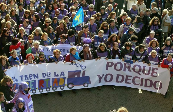 Cabecera de la manifestación celebrada hoy en Madrid entre Atocha y la plaza de Neptuno contra la reforma del aborto planeada por el PP, al grito de "Gallardón dimisión".
