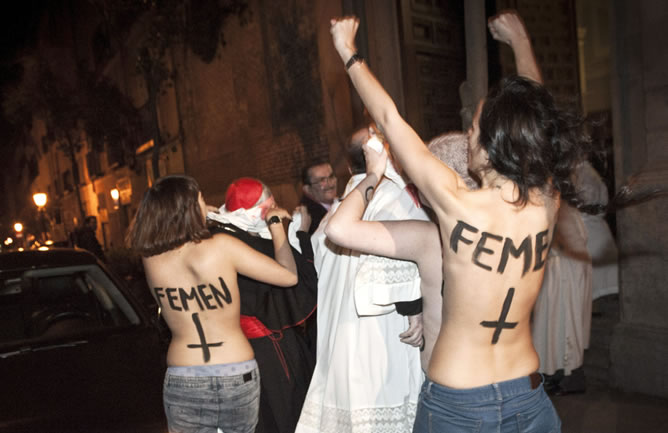 Cinco activistas de Femen, con el torso desnudo y al grito de "aborto es sagrado", han abordado esta noche al cardenal arzobispo de Madrid, Antonio María Rouco Varela.
