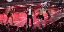Bruno Mars, Anthony Kiedis y Flea, durante el show del descanso