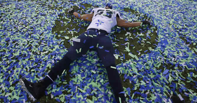 El jugador de los Seahawks Malcom Smith celebra la victoria de su equipo frente al Broncos en la Super Bowl