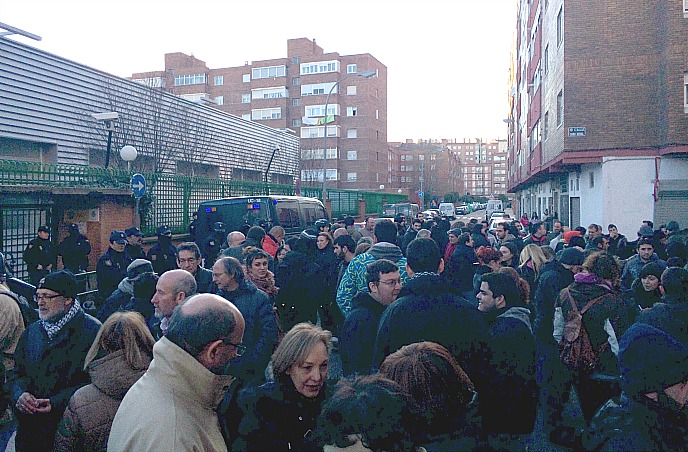 Concentración de ciudadanos a las puertas de la comisaría de la calle Gerona