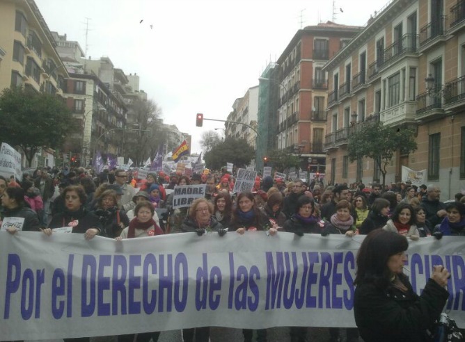 Miles de personas se manifiestan en Madrid contra la 'ley Gallardón'.