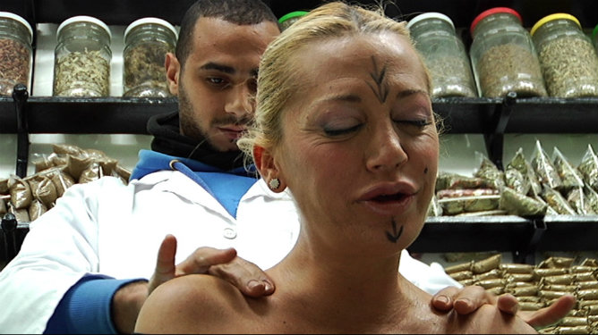 Belén Esteban se deja masajear en Marrakech para su programa 'Los ojos de Belén'