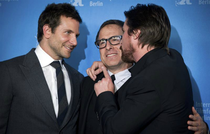 David O. Russell, nominado a director, con Bradley Cooper y Christian Bale, también nominados por 'La gran estafa americana'