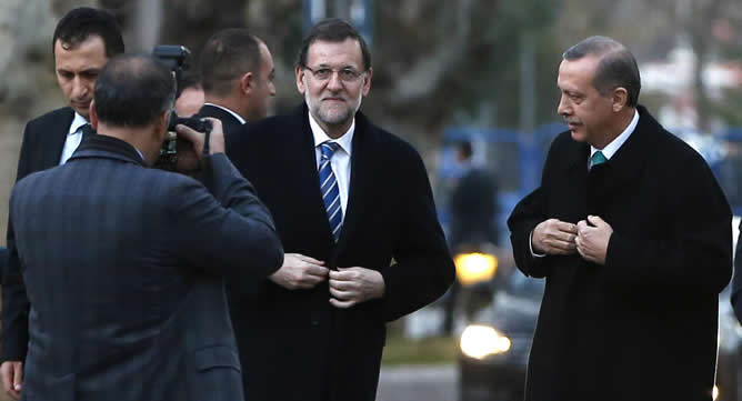 El presidente del Gobierno, Mariano Rajoy (2d), acompañado por el primer ministro turco, Tayyip Erdogan (d), momentos antes de la reunión