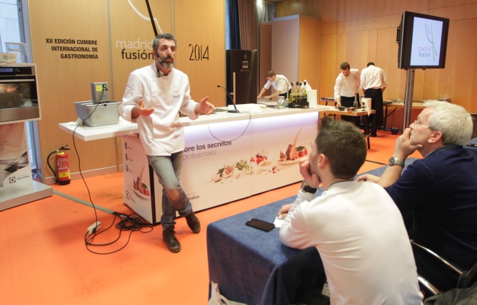 El cocinero Pepe Solla, durante el taller de cocción de pescados que impartió en el congreso Madrid Fusión.