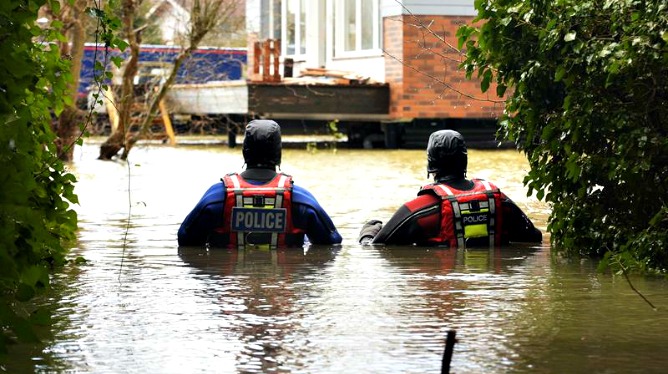 Dos policías patrullan en la localidad inundada de Wraysbury, en Berkshire (Reino Unido).