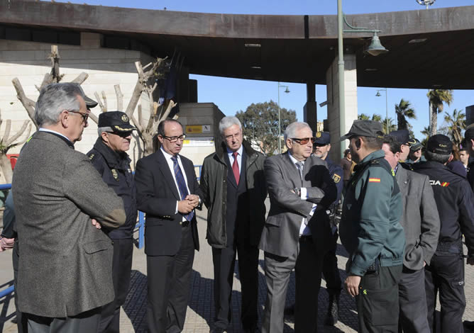 El presidente de Melilla, Juan José Imbroda, durante su visita al puesto fronterizo de Beni Enzar