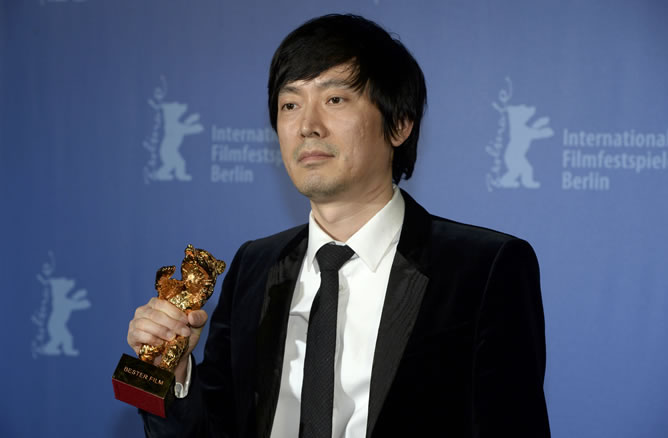 El director chino Yinan Diao con el Oso de Oro.