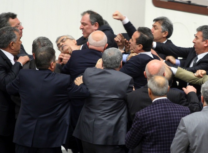 Revuelta dentro del parlamento turco, donde la aprobación de una reforma ha terminado en un enfrentamiento físico.