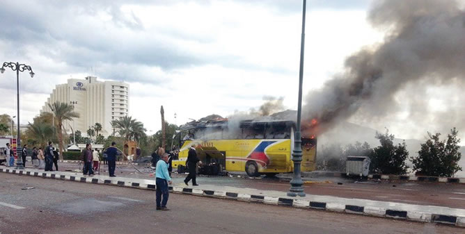 El autobús turístico que ha explotado en la península del Sinaí.