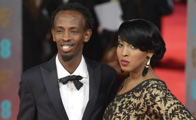 Barhad Abdi y su acompañante en los BAFTA