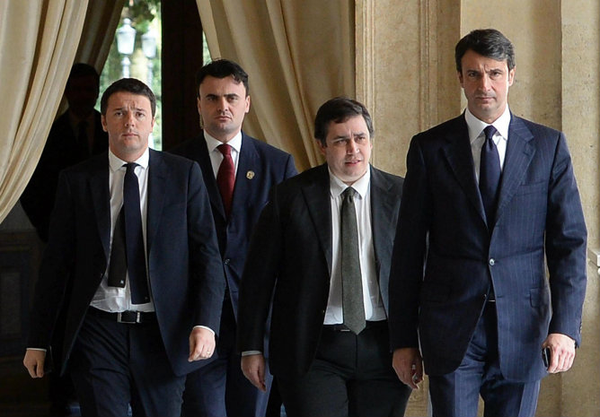 El secretario del Partido Demócrata, Matteo Renzi, y su portavoz, Filippo Sensi, abandonan el Quirenal tras aceptar formar gobierno en Italia