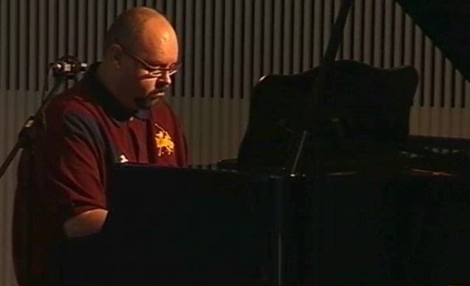 Carlos Ruíz Zafón, al piano, en los estudios de la Cadena SER, en enero de 2012