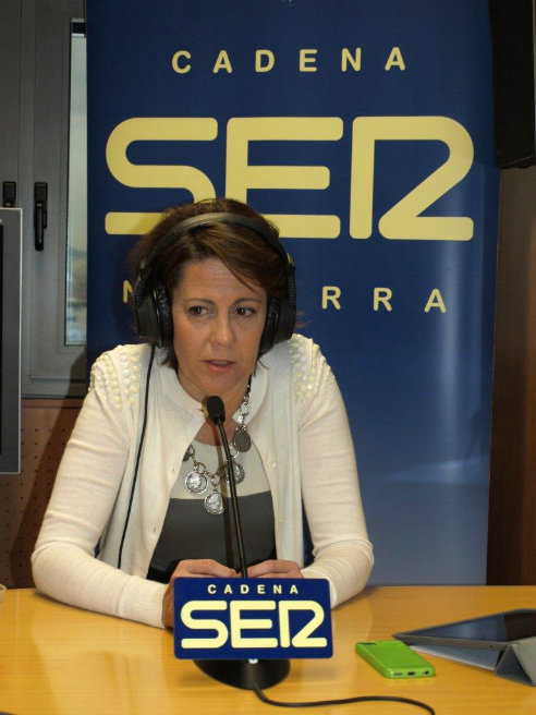 La presidenta navarra, Yolanda Barcina, habla para los micrófonos de la SER