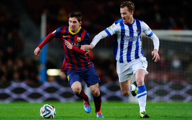 David Zurutuza trata de robar un balón a Messi en la eliminatoria de semifinales de Copa.