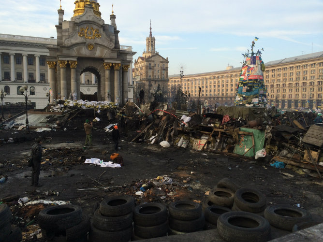 Aspecto que presenta la plaza Maidan un día después de las revueltas en Kiev