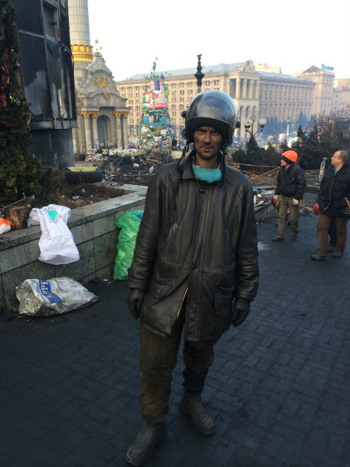 El humo y el fuerte olor reinan en la plaza de la Independencia de Kiev