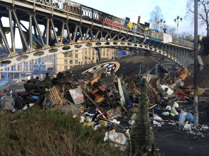 Las barricadas se siguen reforzando en Kiev a la espera de noticias