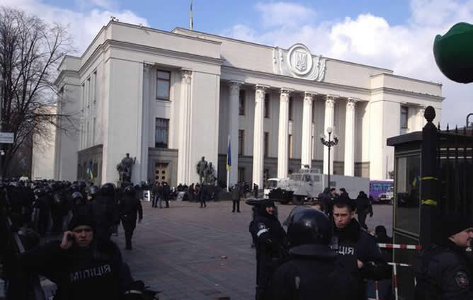 La Rada Suprema, el Parlamento, fuertemente custodiada por antidisturbios y con cañones de agua preparados