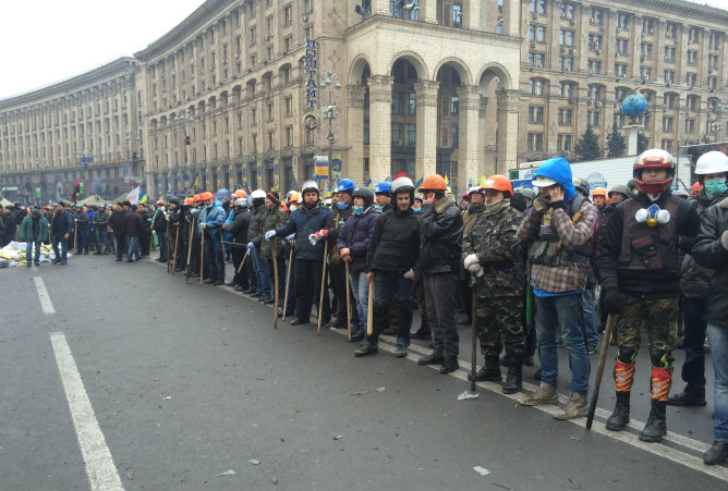 Cientos de hombres armados con bates y cócteles molotov se reúnen cerca de la plaza Maidan en Kiev