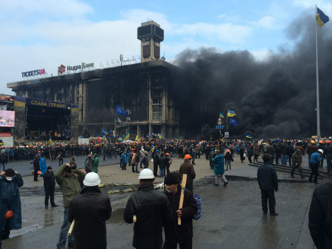 Una nube de humo gris cubre el centro de Kiev