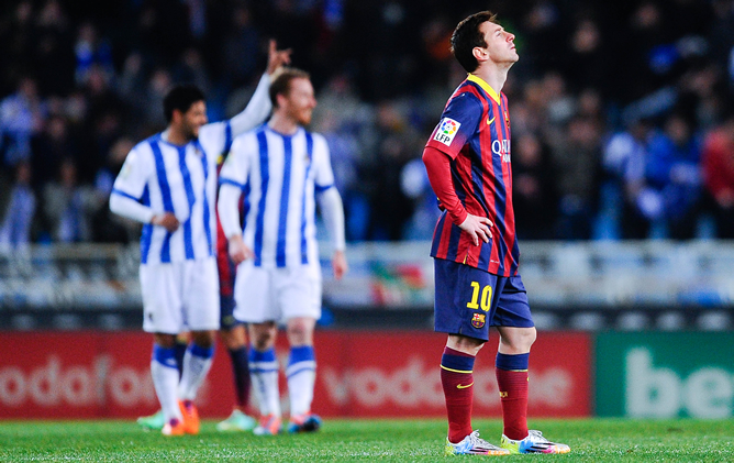 El delantero del Barcelona Leo Messi se lamenta tras un gol de la Real Sociedad