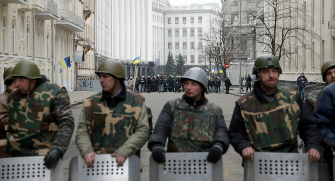 Los manifestantes antigubernamentales custodian el edificio del Parlamento de Ucrania en el centro de Kiev