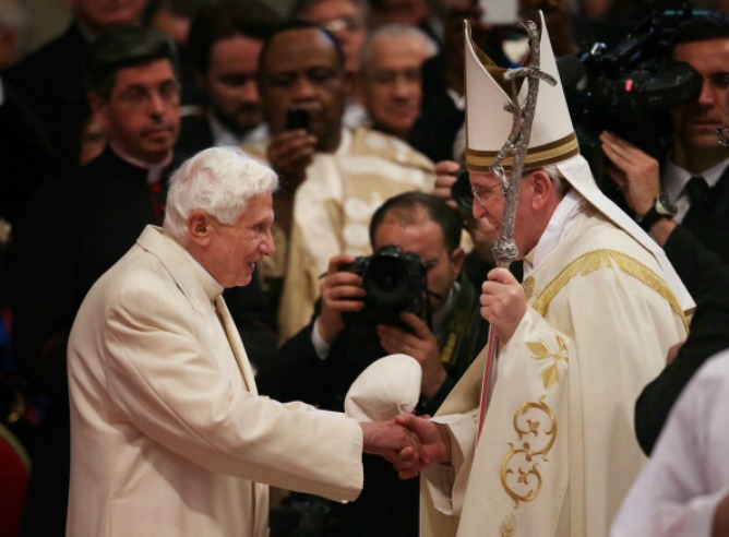 Francisco y el papa emérito Benedicto XVI se dan la mano en la Basílica de San Pedro