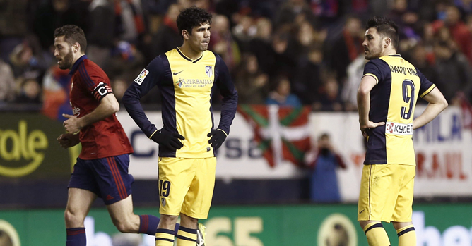 Los delanteros del Atlético de Madrid Diego Costa y David Villa tras el tercer gol marcado por el centrocampista del Osasuna, Roberto Torres