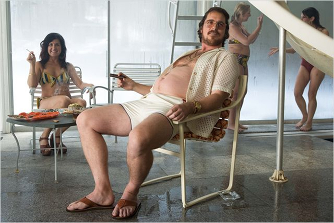 Christian Bale, durante el rodaje de 'La gran estafa americana' pensando qué tratamiento elige de la cesta de regalos