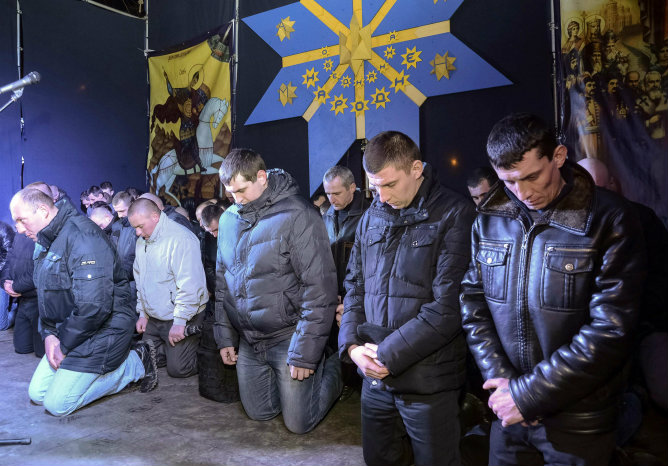 Policías antidisturbios piden perdón de rodillas en la ciudad de Lvov, al oeste de Ucrania