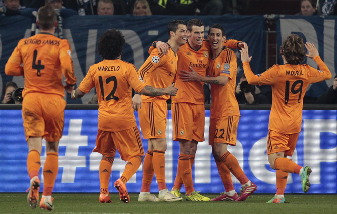 Ronaldo y Bale celebran un gol con el resto de sus compañeros.