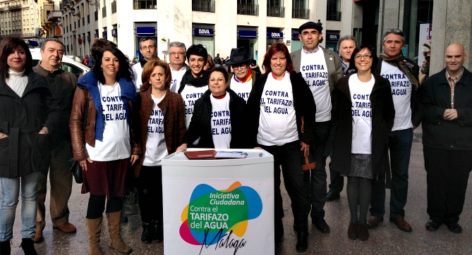 Integrantes de la Iniciativa Ciudadana contra el Tarifazo del Agua en calle Larios (Málaga)