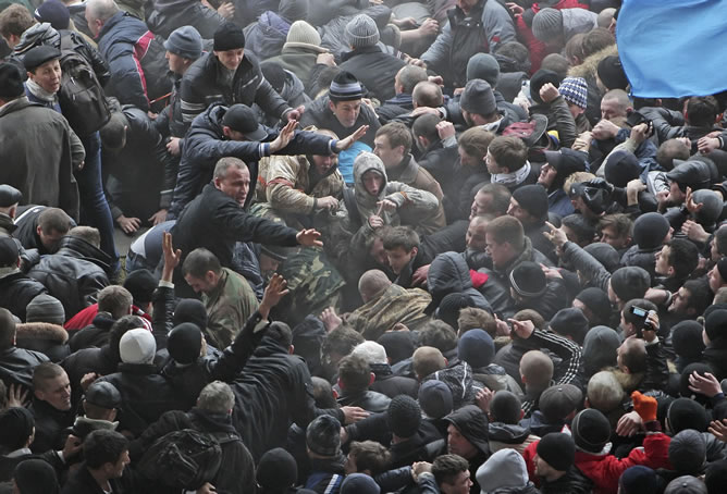 Partidarios de Moscú y de Kiev se enfrentan cerca del edificio del Parlamento en Simferopol, república autónoma de Crimea