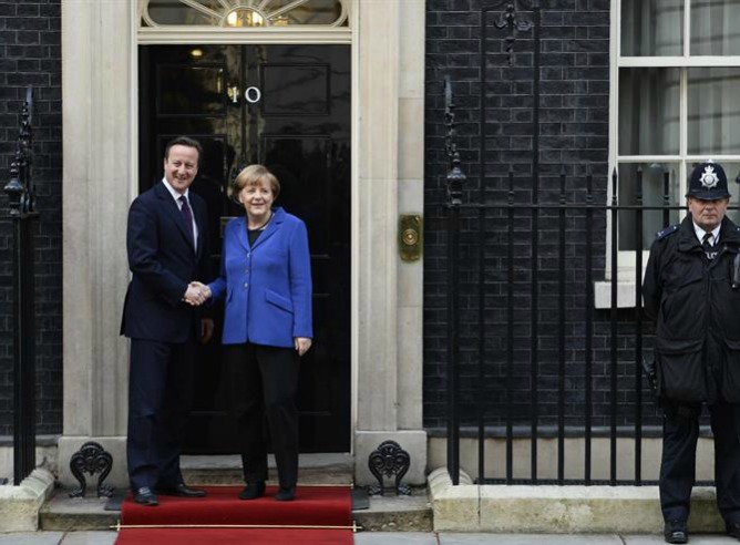 El primer ministro británico, David Cameron, recibe a la canciller alemana, Angela Merkel, antes de su reunión en el número 10 de Downing Street, en Londres