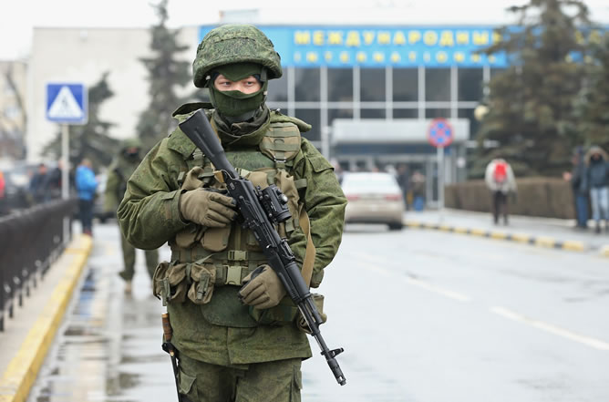 Soldados, que no llevan insignias de identificación y se niegan a decir si son rusos o ucranianos, patrullan fuera del aeropuerto internacional de Simferopol