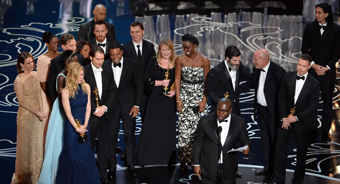 El equipo de '12 años de esclavitud' recoge el Oscar a Mejor Película