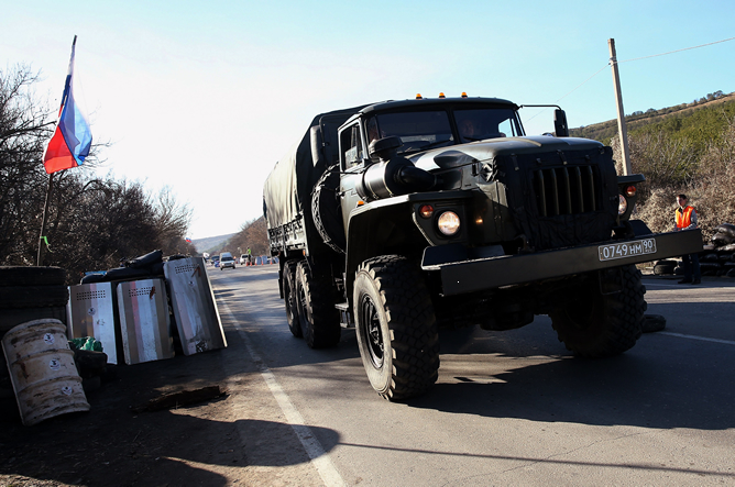 Un camión militar con matrícula rusa circula por una carretera entre Sebastopol y Simferopol este lunes, 3 de marzo