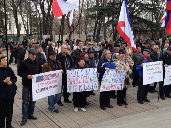 La población muestra ante el Parlamento crimeo banderas rusas