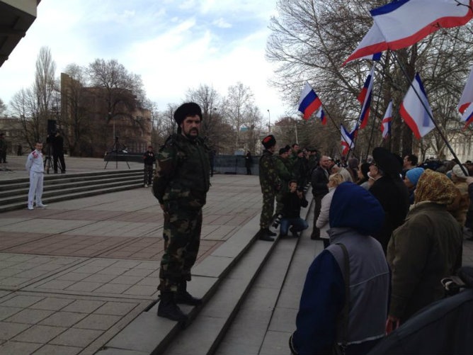Ciudadanos con banderas rusas frente al Parlamento de Simferópol