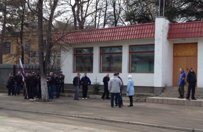 Un grupo de hombres habla en la entrada del cuartel ucraniano en Simferópol