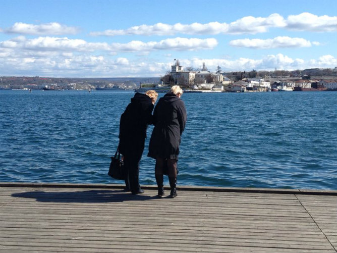 Dos vecinos miran la bahía de Sebastopol