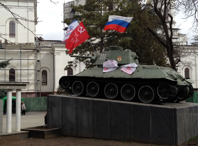 Tanque con bandera rusa en Simferópol