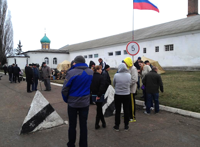 La banda rusa luce en una de las bases que tienen en Ucrania, en Crimea