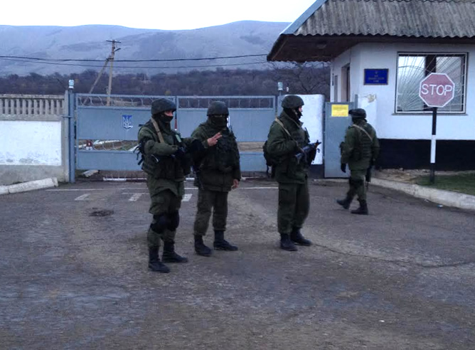 Soldados rusos a las puertas de una base en Crimea