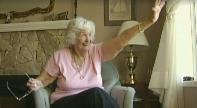 Tinney Davidson, una señora de 84 años que vive en Canadá, saluda todas las mañanas a los estudiantes de un instituto que pasan por delante de su casa. El día de San Valentín los chicos le dieron una sorpresa
